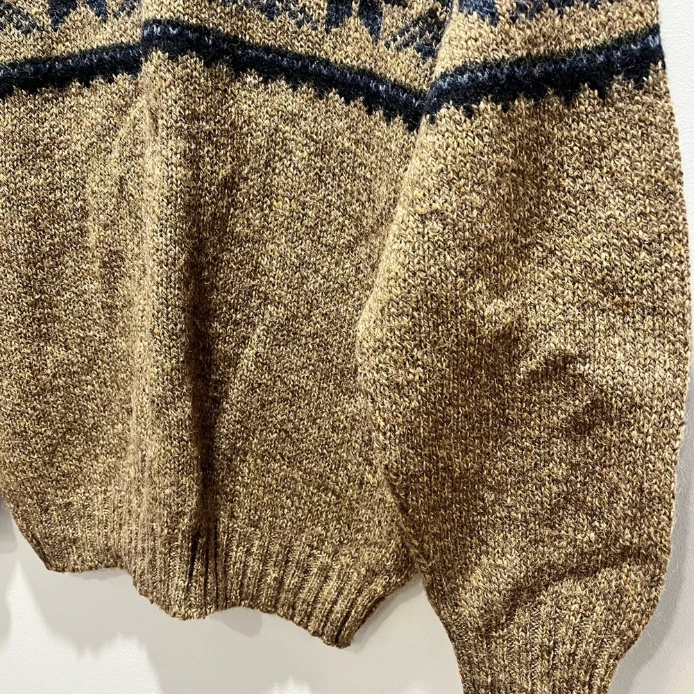Men's Medium vintage St. John's Bay snowflake patterned wool blend sweater.‎